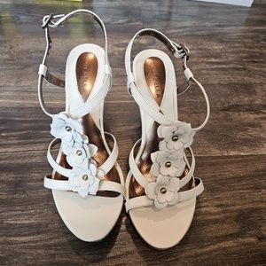 NWT Ciao Bella white vintage flower leather wedge gold strap open toe RIZA 8.5